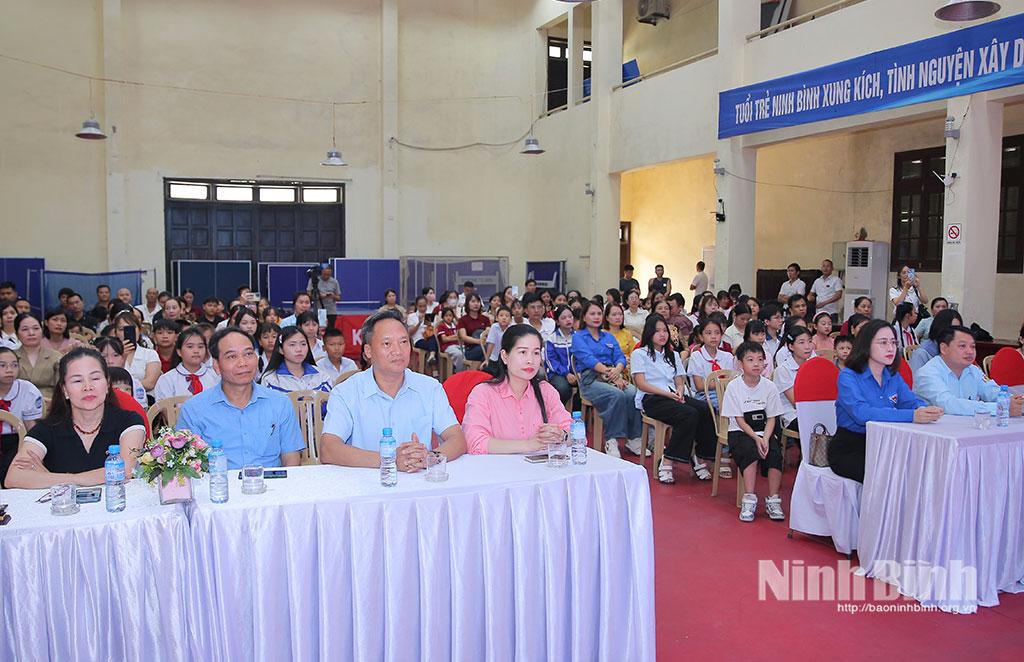 Các đại biểu dự chương trình.