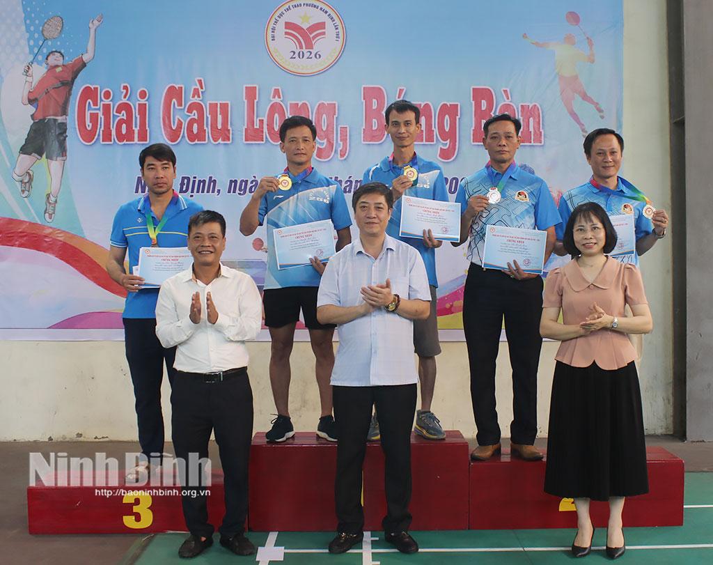 Lãnh đạo Ủy ban MTTQ Việt Nam phường, lãnh đạo UBND phường trao thưởng cho các VĐV đoạt giải bộ môn bóng bàn.