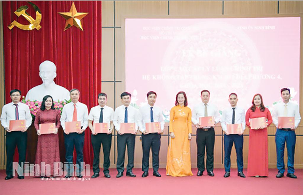 Tỉnh ủy Ninh Bình phối hợp với Học viện Chính trị khu vực I (Học viện Chính trị Quốc gia Hồ Chí Minh) tổ chức Lễ bế giảng và trao Bằng tốt nghiệp cho học viên Lớp Cao cấp lý luận chính trị hệ không tập trung K71.B12 địa phương 4, khóa học 2024-2026. Ảnh: Trường Giang