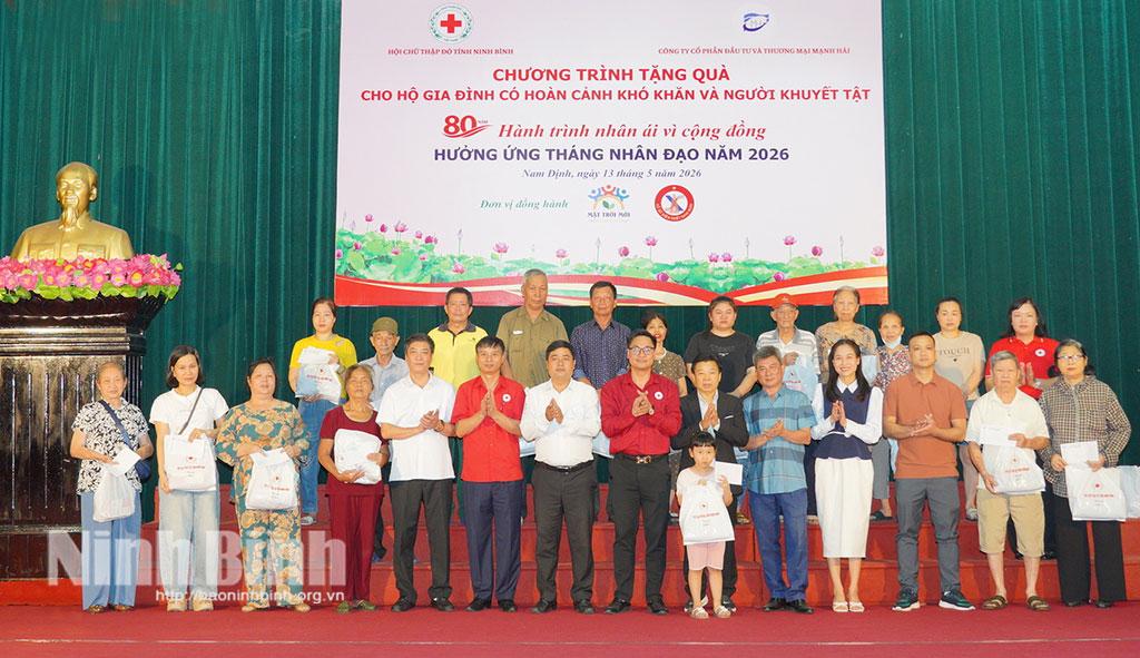 Lãnh đạo Hội Chữ thập đỏ tỉnh, lãnh đạo phường Nam Định, phường Thành Nam và đại diện các đơn vị tài trợ trao quà cho các hộ gia đình có hoàn cảnh khó khăn trên địa bàn phường Nam Định và phường Thành Nam.