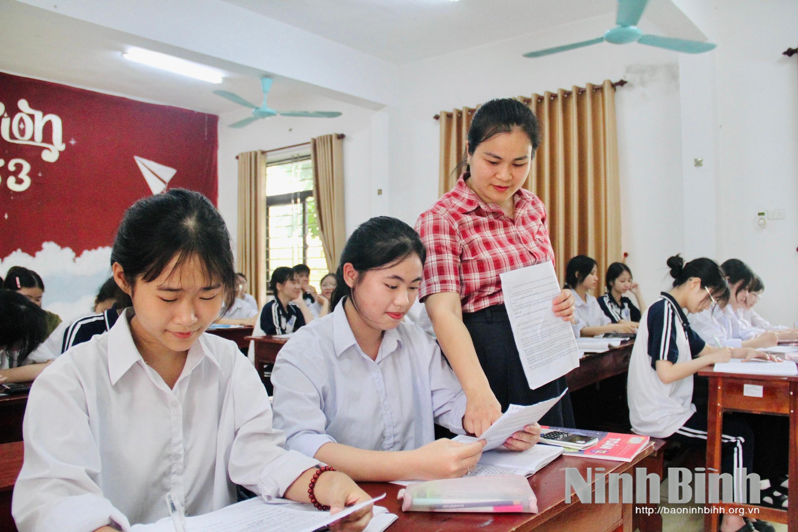 Cô và trò Trường THPT Yên Mô B đang tích cực ôn tập trong giai đoạn "nước rút". Ảnh: Minh Hải