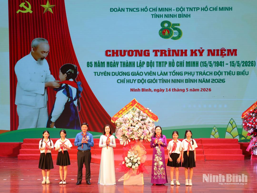 Đồng chí Đinh Thị Lụa, Phó Bí thư Tỉnh ủy, Chủ tịch Ủy ban MTTQ Việt Nam tỉnh tặng hoa chúc mừng Tỉnh đoàn, Hội đồng Đội tỉnh.
