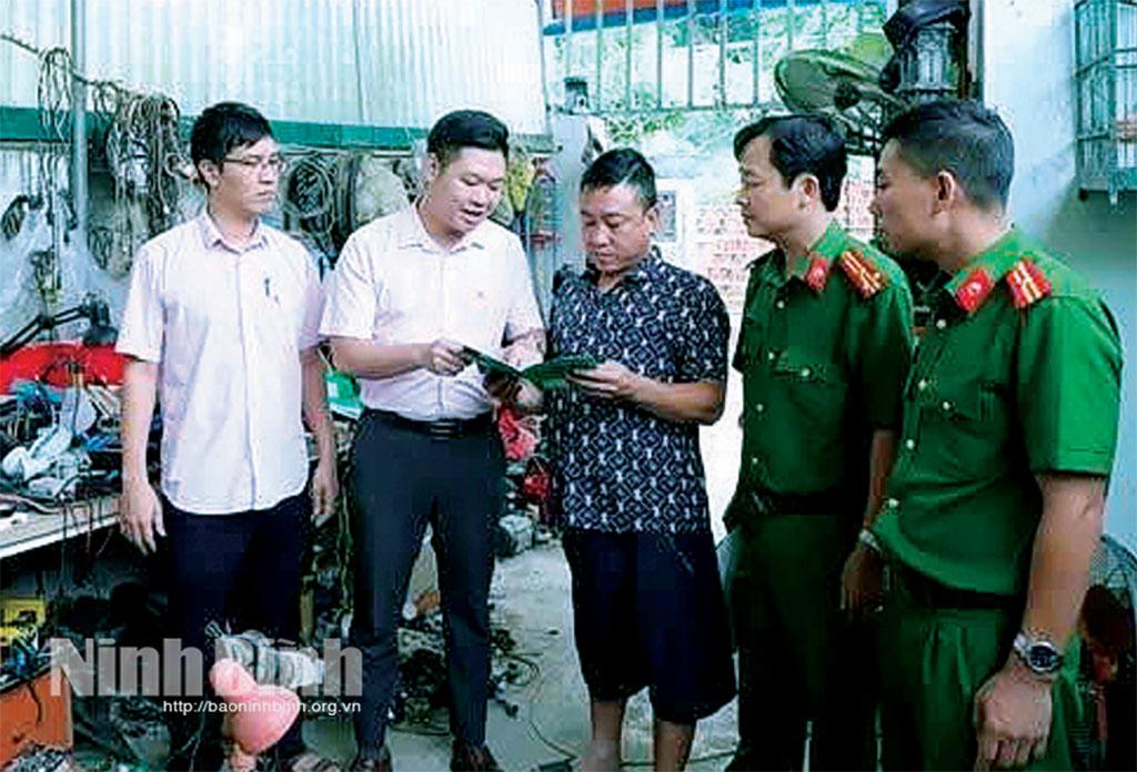 Cán bộ Phòng Giao dịch Ngân hàng Chính sách xã hội Thanh Liêm hướng dẫn thủ tục vay vốn đối với người tái hòa nhập cộng đồng. Ảnh: Phùng Thống