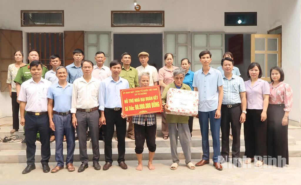 Ủy ban Mặt trận Tổ quốc Việt Nam xã Vũ Dương khánh thành, bàn giao nhà Đại đoàn kết cho bà Nguyễn Thị Hương, thôn An Thị.
