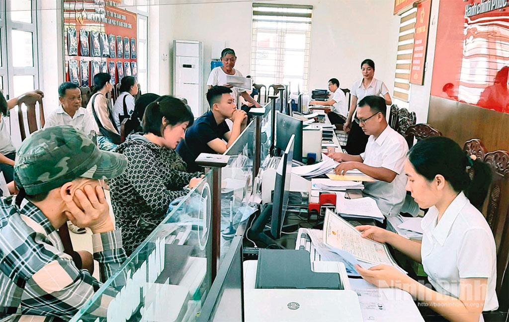 Cán bộ Trung tâm Phục vụ hành chính công phường Châu Sơn giải quyết thủ tục hành chính cho người dân. Ảnh: Trần Thoan