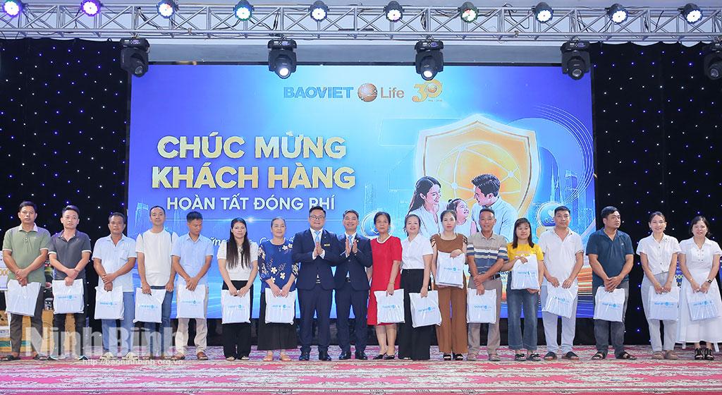 Lãnh đạo Công ty Bảo Việt Nhân Thọ Ninh Bình trao quà cho các khánh hàng hoàn tất đóng phí.