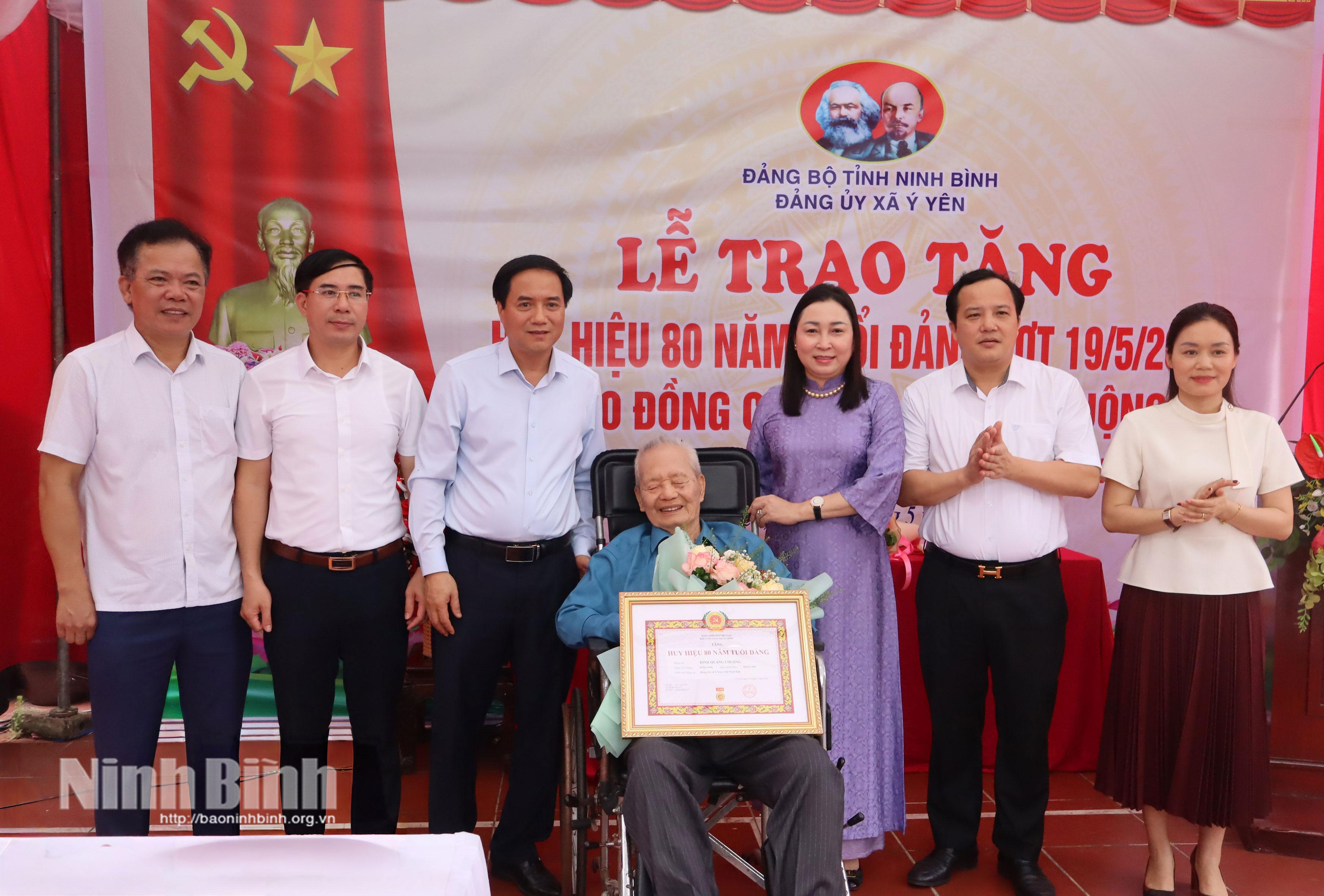 Đồng chí Đinh Thị Lụa, Phó Bí thư Tỉnh ủy, Chủ tịch Ủy ban MTTQ Việt Nam tỉnh trao tặng Huy hiệu 80 năm tuổi Đảng cho đồng chí Đinh Quang Chuộng.