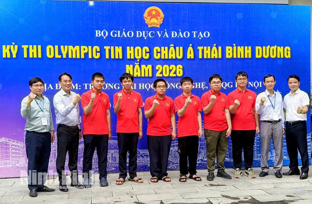 Em Nguyễn Khánh Phúc (thứ 3 từ phải sang) và các thành viên của Đội tuyển Việt Nam đoạt giải tại APIO 2026.