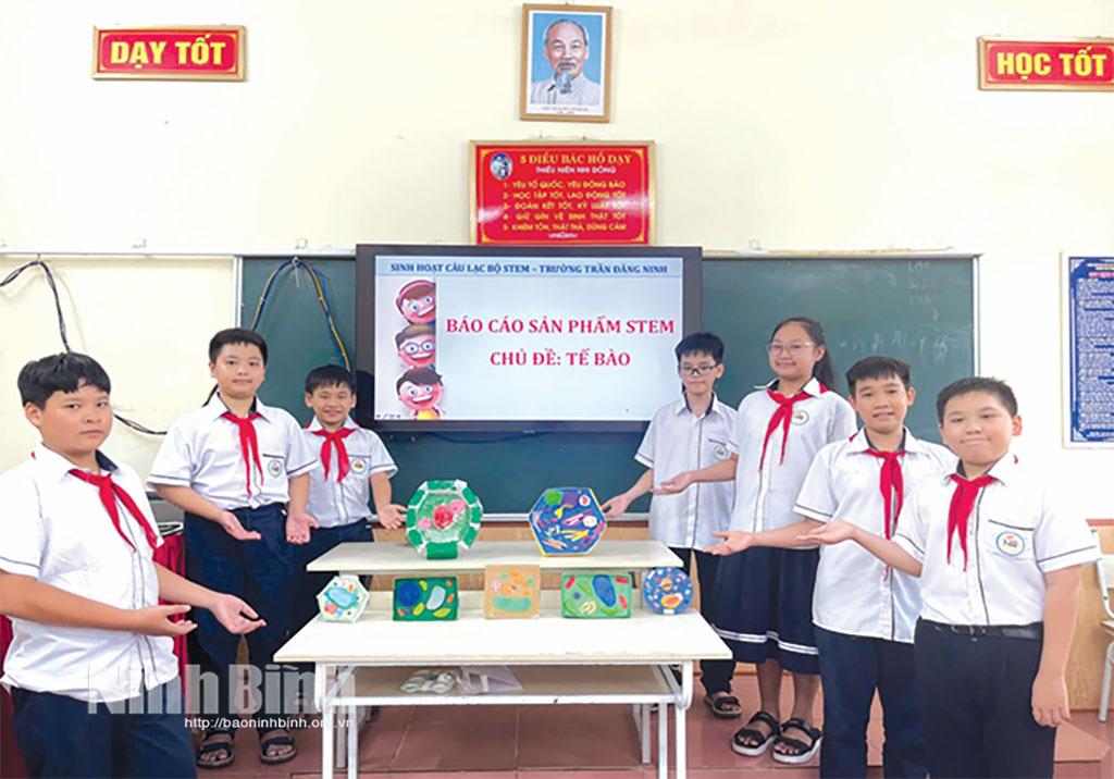 Câu lạc bộ STEM khối 6, Trường THCS Trần Đăng Ninh, phường Nam Định báo cáo sản phẩm chủ đề “Làm mô hình tế bào từ vật liệu tái chế”.