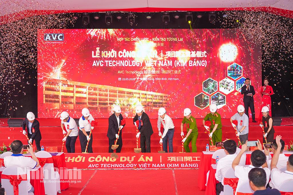 Các đại biểu thực hiện nghi thức khởi công dự án.