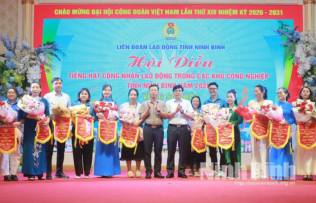 Ban tổ chức trao tặng hoa và cờ lưu niệm cho các đơn vị tham gia hội diễn.