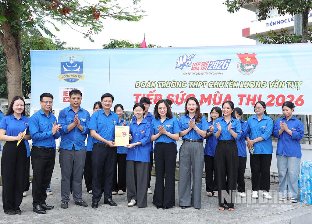 Lãnh đạo Tỉnh đoàn tặng quà Đội thanh niên tình nguyện "Tiếp sức mùa thi" tại Trường THPT chuyên Lương Văn Tụy.