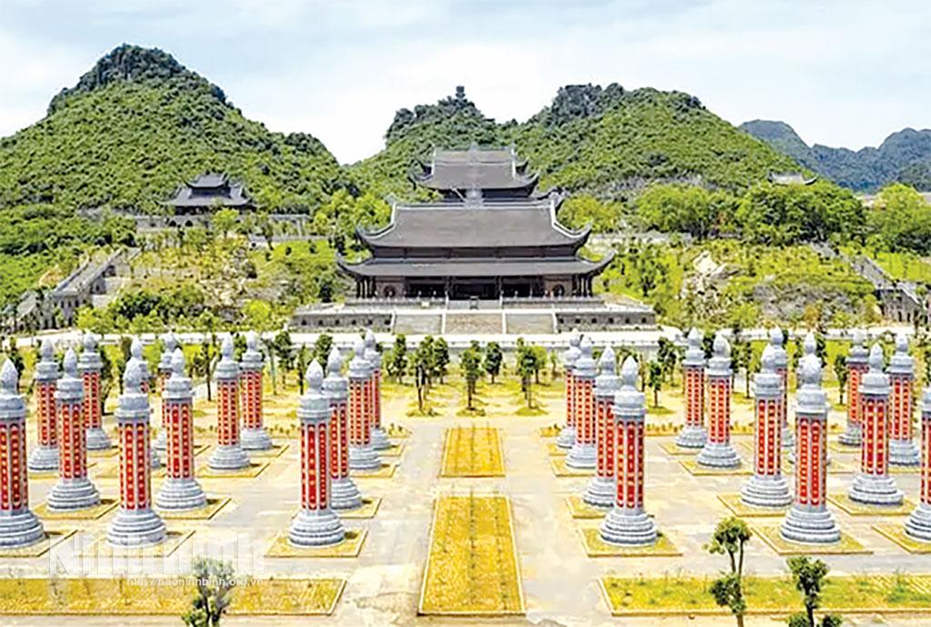 Vườn cột kinh và khu Tam Điện thuộc quần thể Khu du lịch Tam Chúc, phường Tam Chúc.