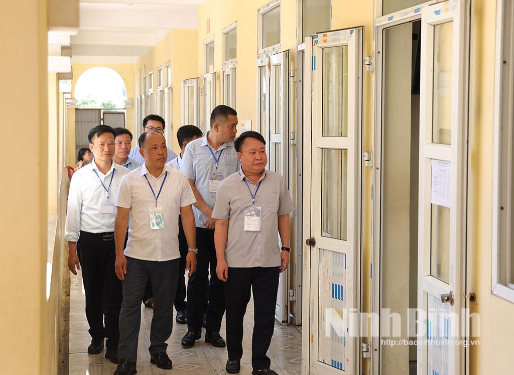 Đoàn kiểm tra công tác tổ chức thi tuyển vào lớp 10 tại Trường THPT Hoàng Văn Thụ (xã Hiển Khánh). Ảnh: Văn Huỳnh