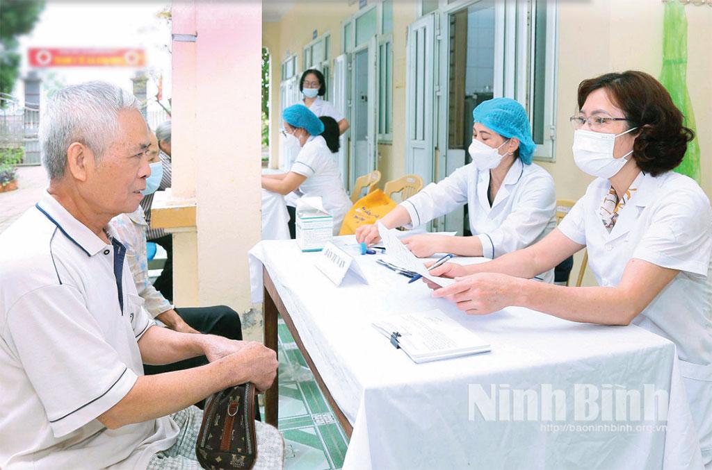 Bác sĩ Bệnh viện Phổi Hà Nam tư vấn, khám bệnh cho người dân phường Phù Vân.