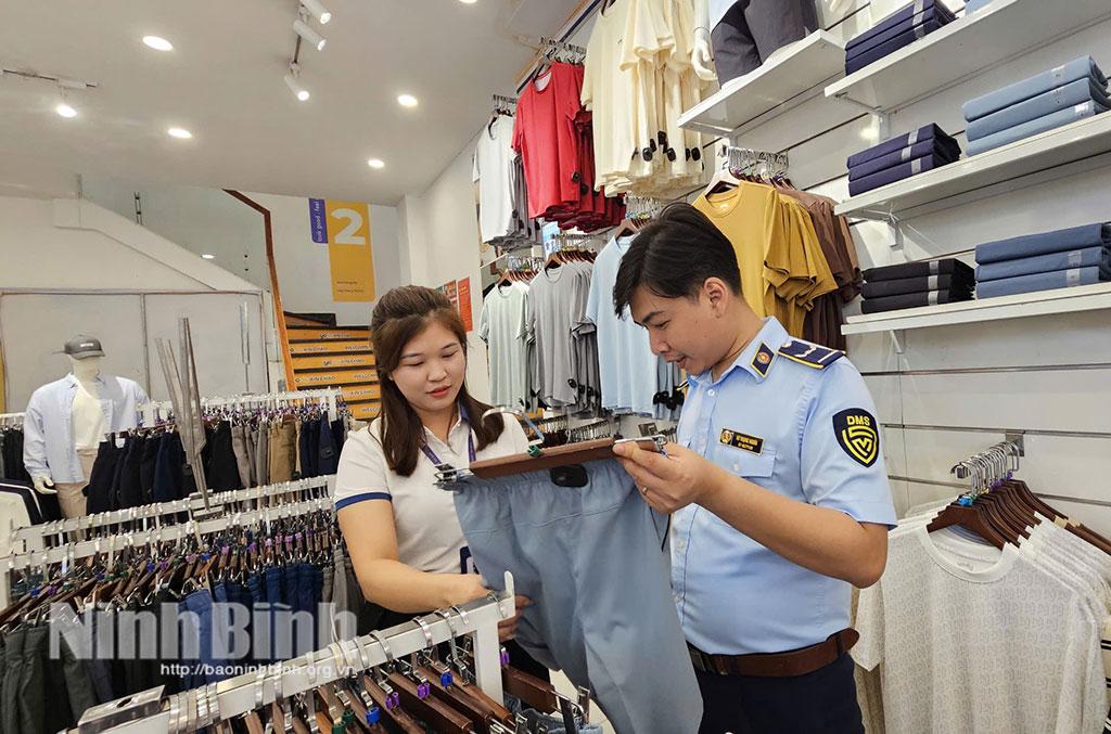 Đội quản lý thị trường số 9 kiểm tra tại một cửa hàng thời trang tại xã Ý Yên.
