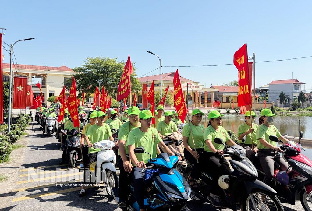 Các lực lượng tham gia diễu hành truyền thông về phòng, chống tác hại thuốc lá tại xã Yên Đồng.