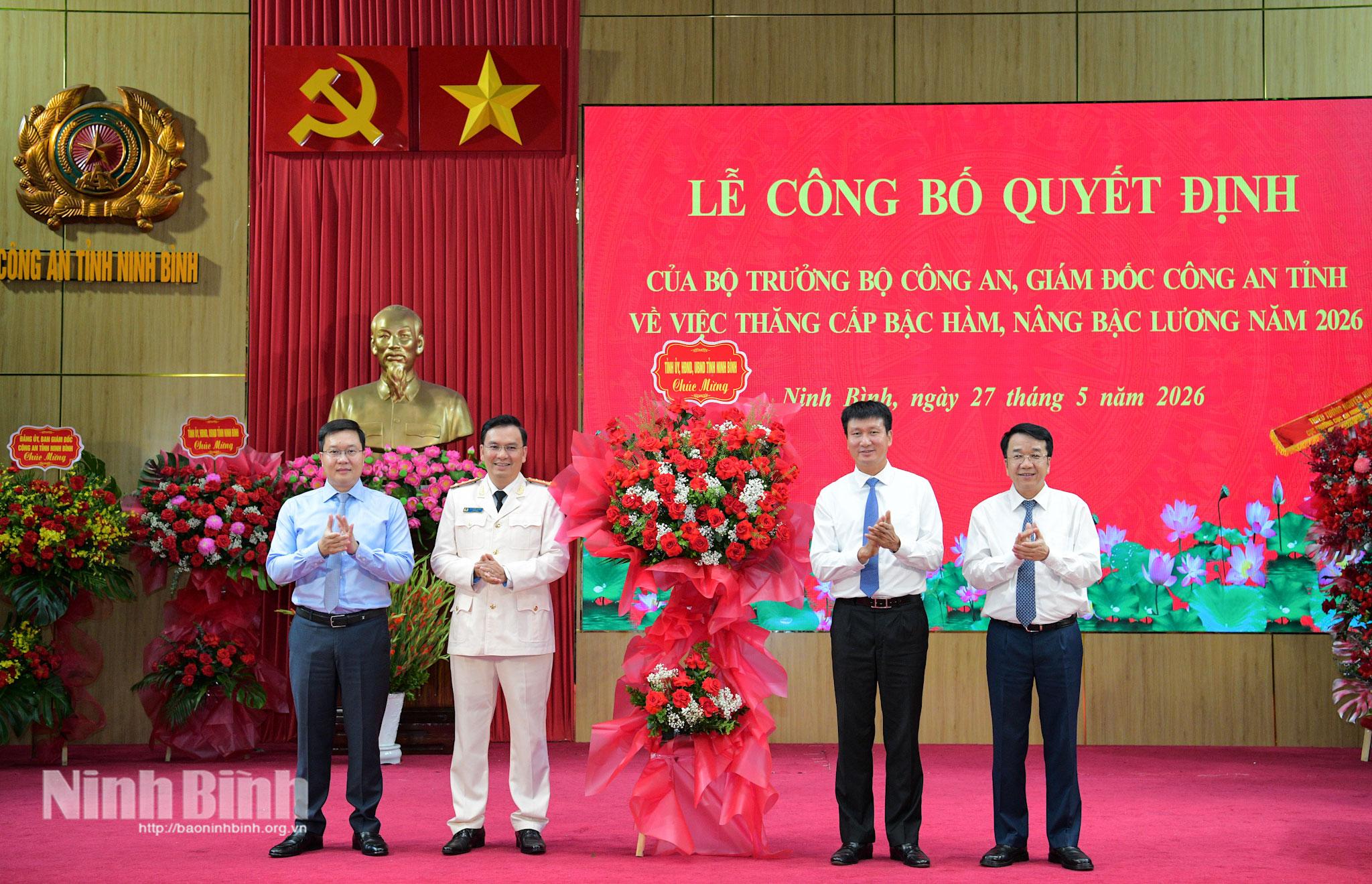 Đồng chí Trần Huy Tuấn, Ủy viên Trung ương Đảng, Bí thư Tỉnh ủy và các đồng chí Thường trực Tỉnh ủy tặng hoa chúc mừng Đại tá Cù Quốc Thắng, Giám đốc Công an tỉnh.