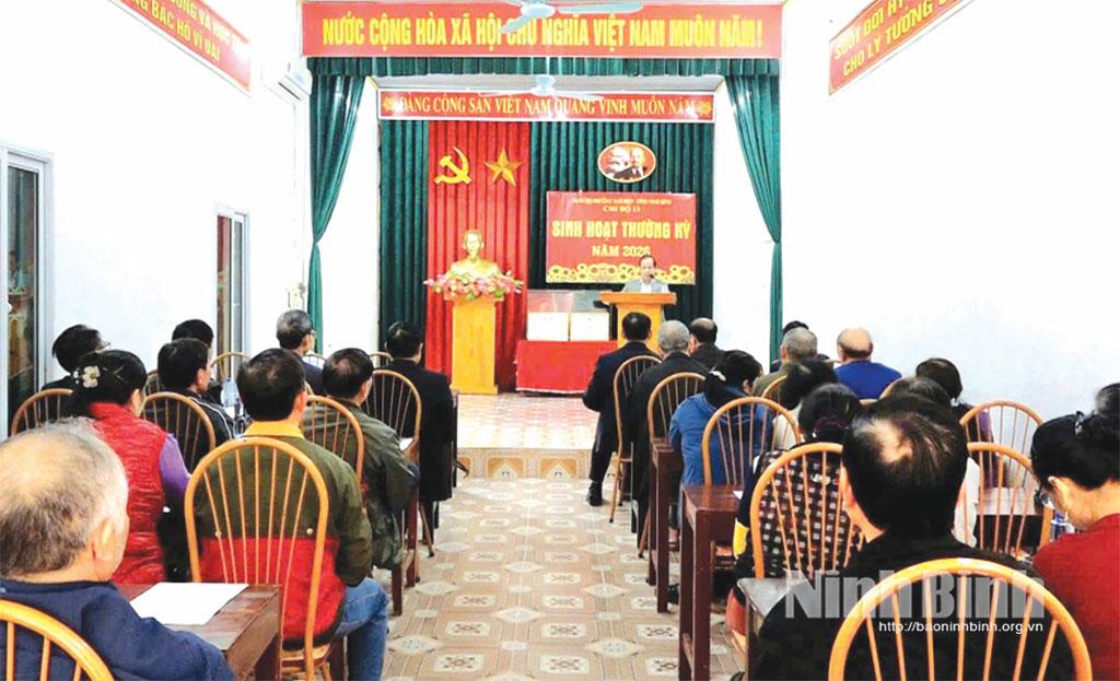 Một buổi sinh hoạt định kỳ tại Chi bộ 13, phường Tam Điệp.