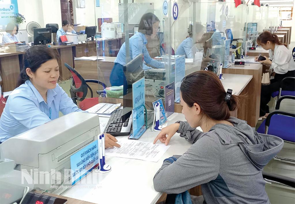 Hoạt động tại quầy giao dịch Vietinbank Hà Nam.