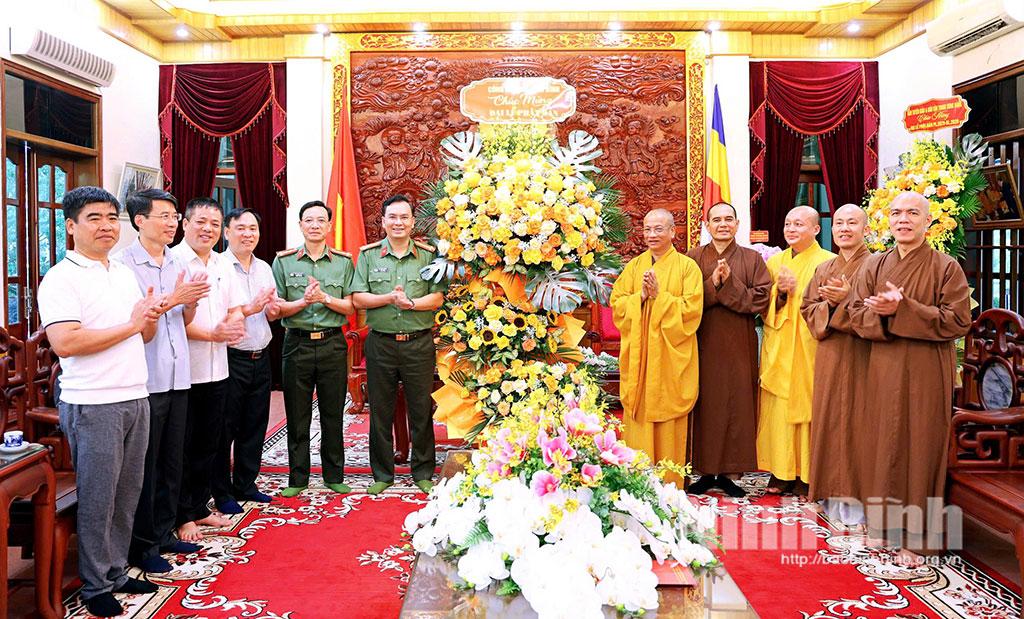 Đồng chí Đại tá Cù Quốc Thắng, Ủy viên Ban Thường vụ Tỉnh ủy, Bí thư Đảng ủy, Giám đốc Công an tỉnh cùng Đoàn đại biểu tặng hoa chúc mừng Giáo hội Phật giáo Việt Nam tỉnh Ninh Bình nhân dịp Đại lễ Phật đản năm 2026 - Phật lịch 2570.