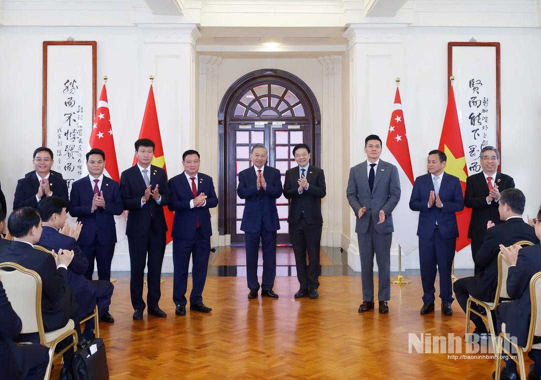 Trước sự chứng kiến của Tổng Bí thư, Chủ tịch nước Tô Lâm và Thủ tướng Singapore Lawrence Wong, đồng chí Bí thư Tỉnh uỷ Trần Huy Tuấn và lãnh đạo các bộ, ngành, địa phương đã trao các văn kiện hợp tác với đối tác Singapore.