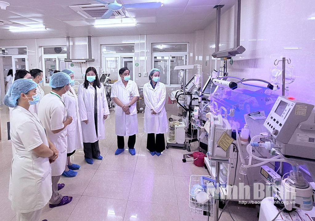 Đồng chí Phó Chủ tịch UBND tỉnh Hà Lan Anh thăm, động viên bệnh nhi điều trị tại Khoa Sơ sinh.