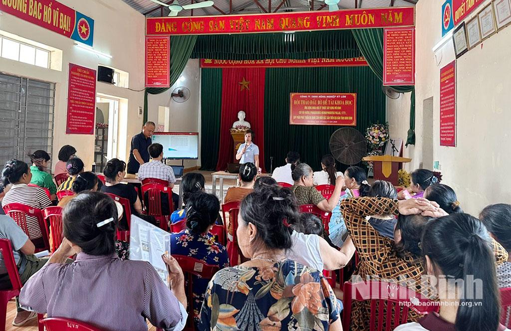 Đại diện Ban chủ nhiệm đề tài giới thiệu với các đại biểu và hộ chăn nuôi trên địa bàn xã Gia Hưng về tiềm năng và các kỹ thuật cơ bản trong nuôi cầy vòi hương.