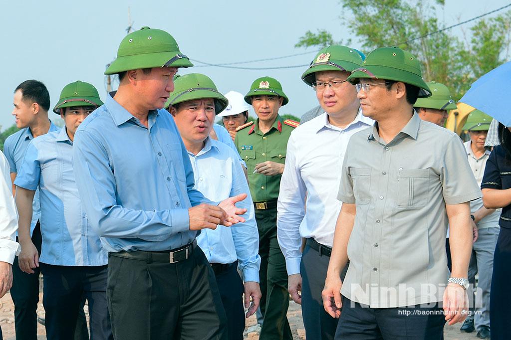 Đồng chí Trần Huy Tuấn, Ủy viên Trung ương Đảng, Bí thư Tỉnh ủy kiểm tra việc xây dựng Cống Cồn Tư tại K5+220 đê cửa hữu sông Hồng. Ảnh: Trường Giang