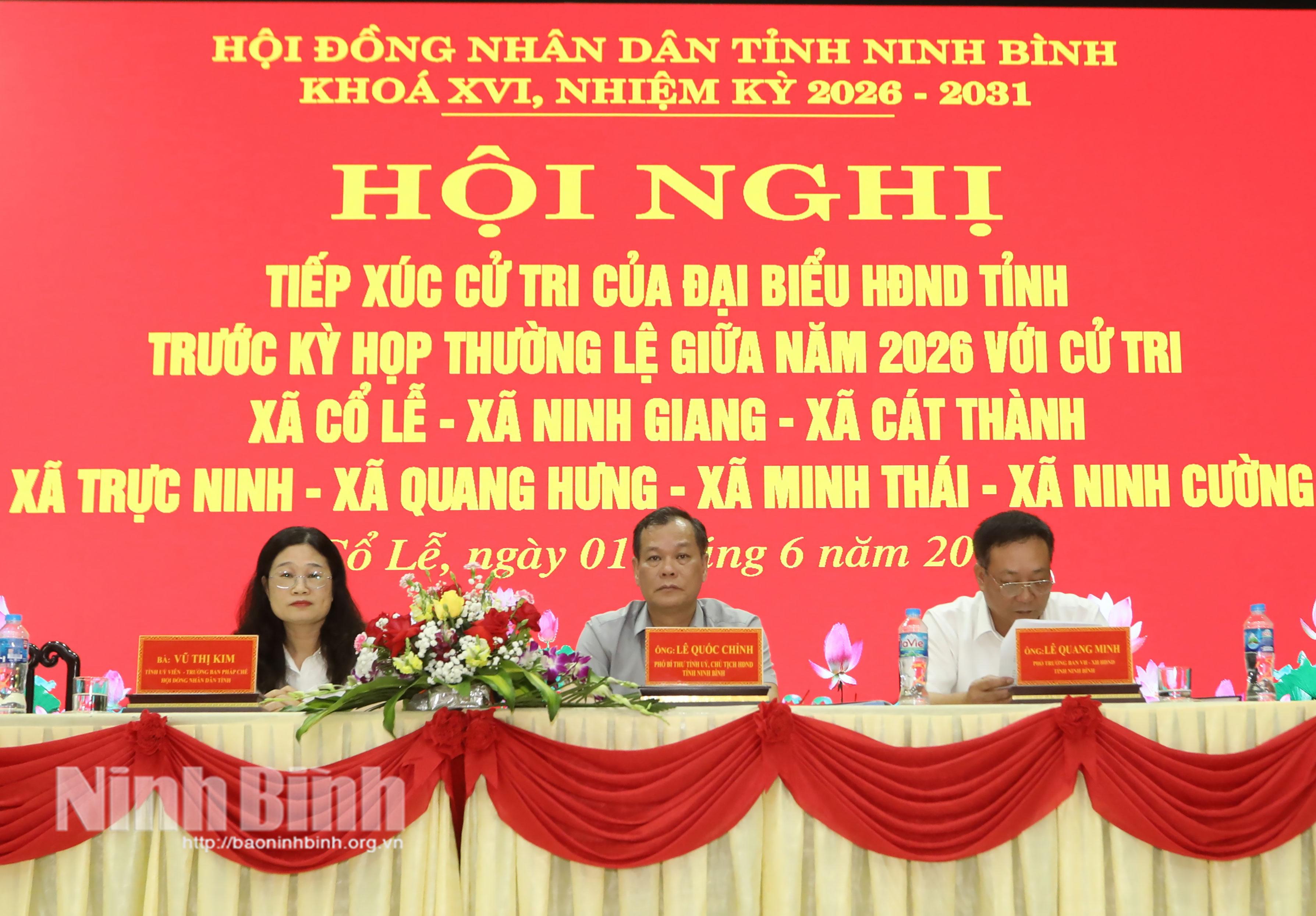 Đồng chí Lê Quốc Chỉnh, Phó Bí thư Tỉnh ủy, Chủ tịch HĐND tỉnh và các đại biểu HĐND tỉnh tại buổi tiếp xúc cử tri với các xã: Cổ Lễ, Ninh Giang, Cát Thành, Trực Ninh, Quang Hưng, Minh Thái, Ninh Cường.