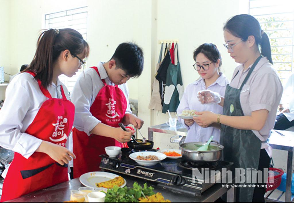 Sinh viên Trường Cao đẳng Kinh tế và Công nghệ Ninh Bình thực hành chế biến món ăn.