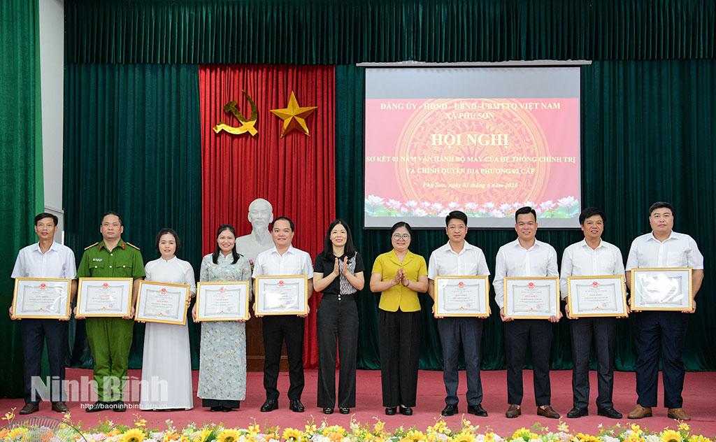 Lãnh đạo Ban Tuyên giáo và Dân vận Tỉnh ủy cùng lãnh đạo xã trao khen thưởng cho các tập thể có thành tích xuất sắc trong thực hiện nhiệm vụ trong một năm qua.