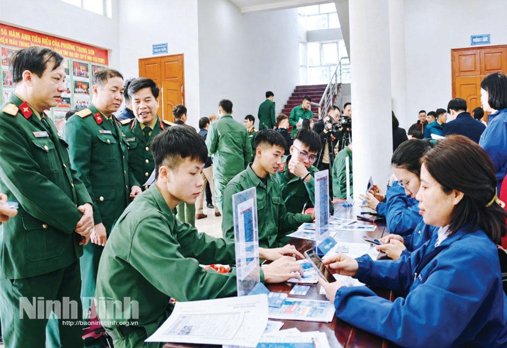 Phường Tam Điệp phối hợp với các đơn vị, doanh nghiệp tư vấn tuyển sinh, giới thiệu ngành nghề phù hợp cho thanh niên hoàn thành nghĩa vụ quân sự.
