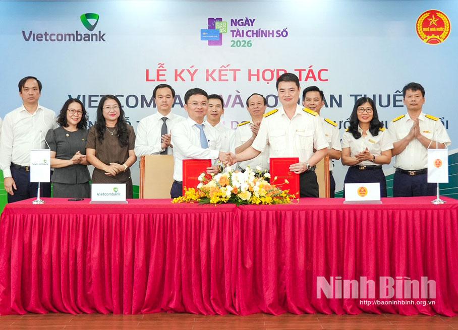 Lãnh đạo Vietcombank chi nhánh Ninh Bình và lãnh đạo Thuế tỉnh ký kết hợp tác tại buổi lễ.