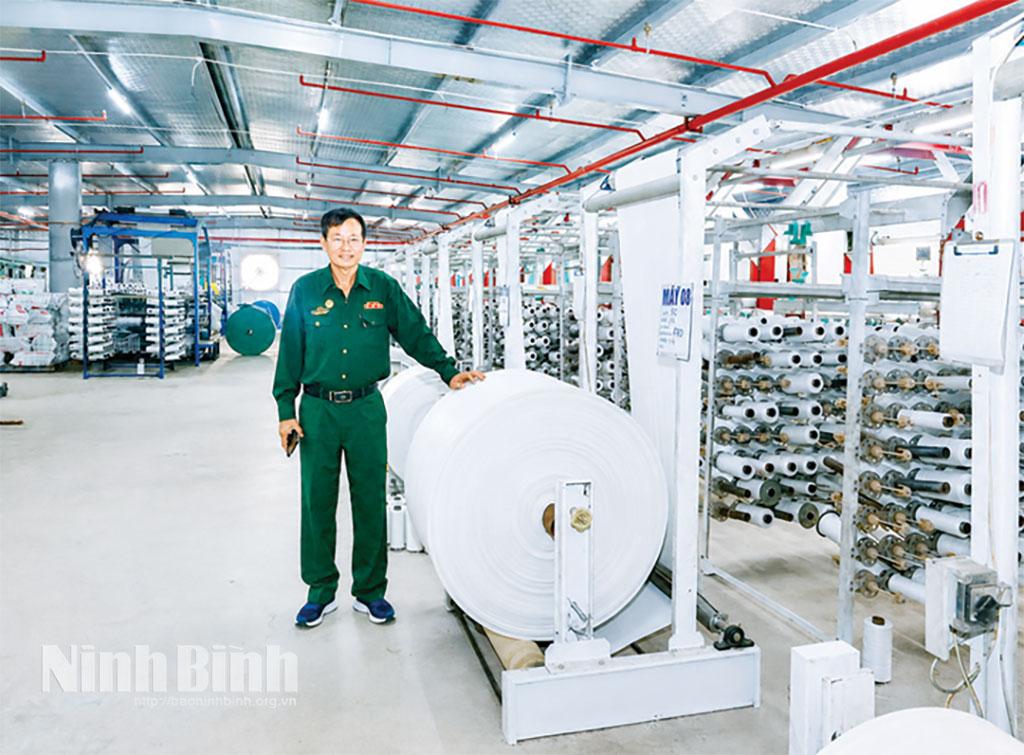 Ông Trịnh Văn Nghiên, Giám đốc Công ty Cổ phần Trịnh Nghiên, xã Quỹ Nhất luôn ưu tiên tuyển dụng quân nhân xuất ngũ và con em cựu chiến binh vào làm việc tại doanh nghiệp.