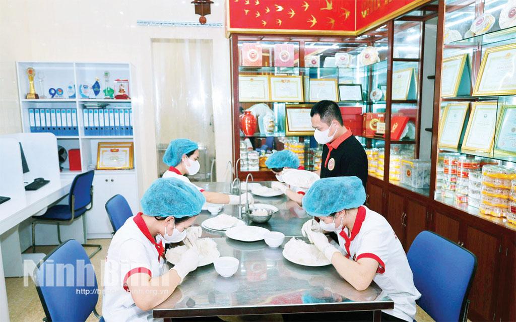 Công nhân sơ chế tổ yến tại cơ sở sản xuất yến sào của anh Đinh Văn Thuận, xã Hải Quang.