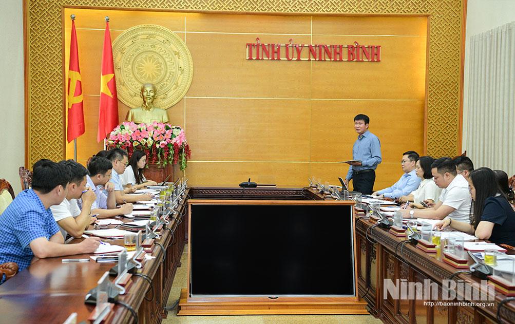 Quang cảnh buổi sinh hoạt Chi bộ Phòng Tổng hợp thuộc Đảng bộ Văn phòng Tỉnh ủy.