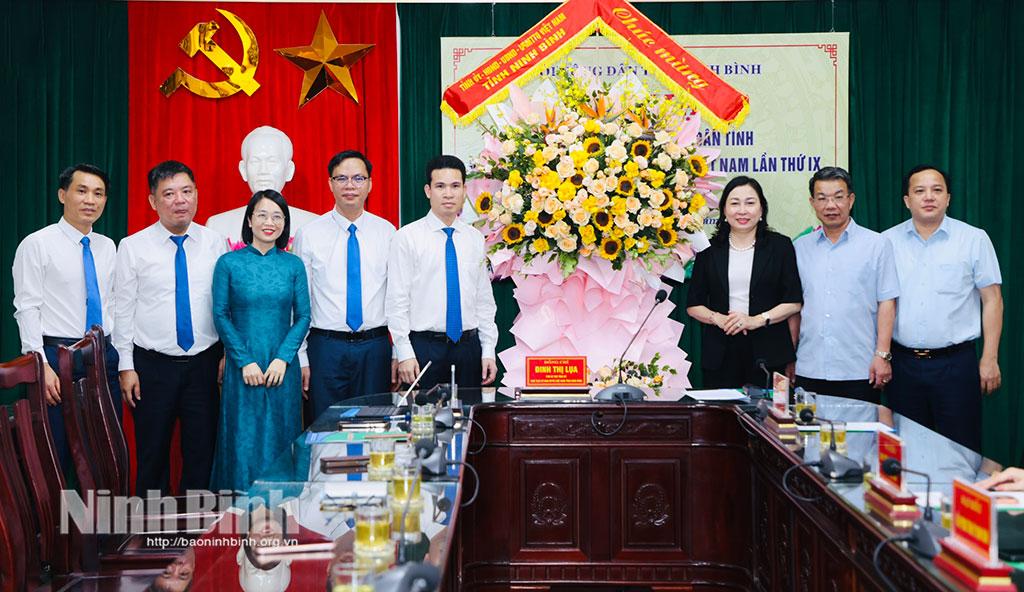 Đồng chí Đinh Thị Lụa, Phó Bí thư Tỉnh ủy, Chủ tịch Ủy ban MTTQ Việt Nam tỉnh tặng hoa chúc mừng Đoàn đại biểu Hội Nông dân tỉnh Ninh Bình dự Đại hội đại biểu toàn quốc Hội Nông dân Việt Nam lần thứ IX, nhiệm kỳ 2026-2031.