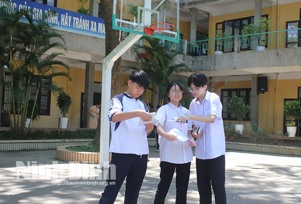 Thí sinh dự thi kỳ thi tuyển sinh lớp 10 THPT năm học 2026-2027 tại điểm thi Trường THPT B Nguyễn Huệ.