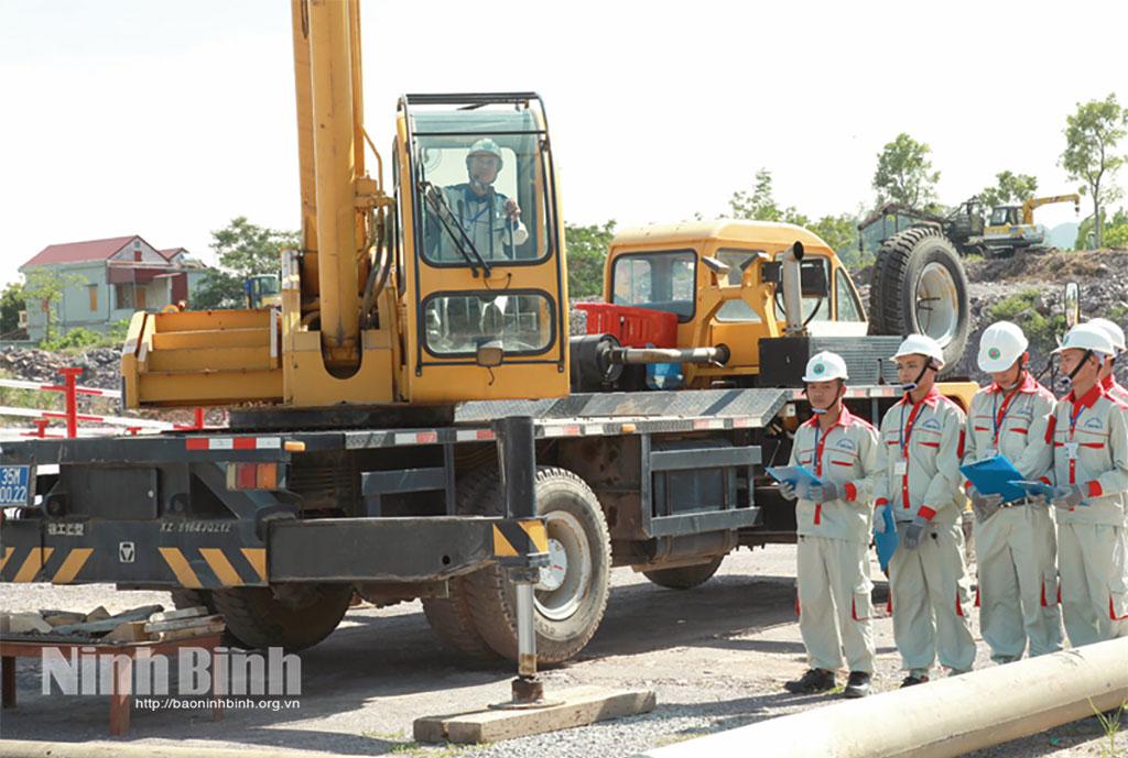 Sinh viên Trường Cao đẳng Cơ điện Nông nghiệp và Môi trường trong giờ học thực hành nghề Vận hành cần trục.