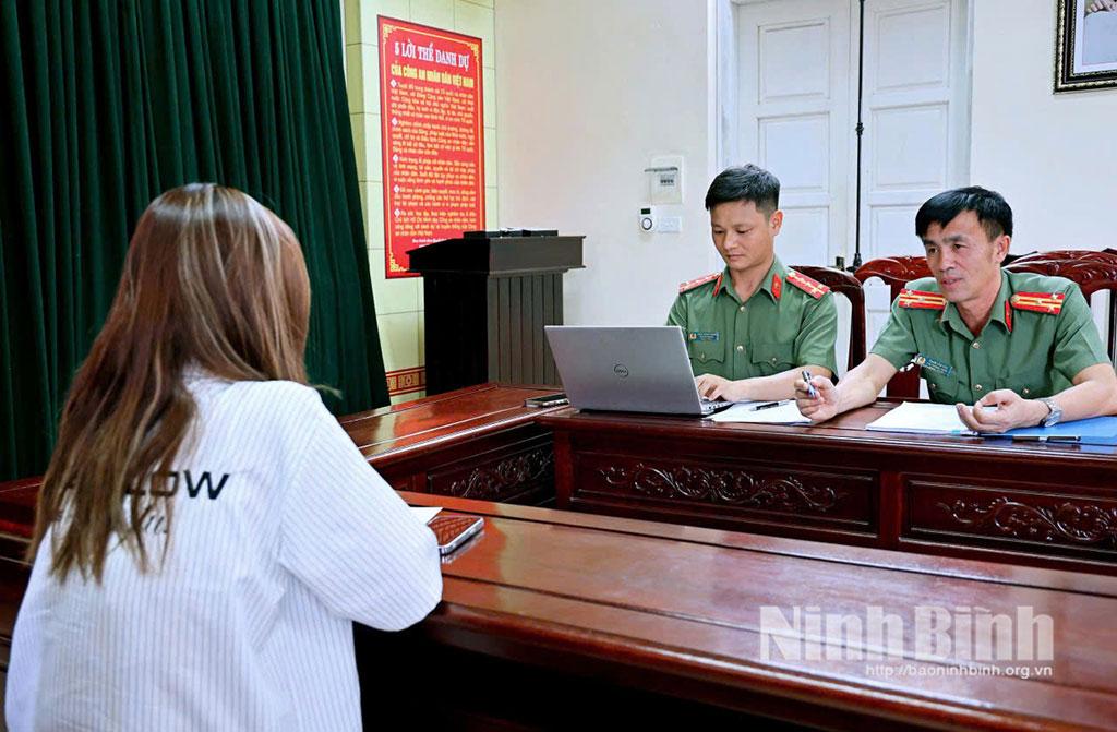 Phòng An ninh mạng và phòng, chống tội phạm sử dụng công nghệ cao Công an tỉnh Ninh Bình làm việc với L.Q.A về hành vi đăng tải thông tin sai sự thật.