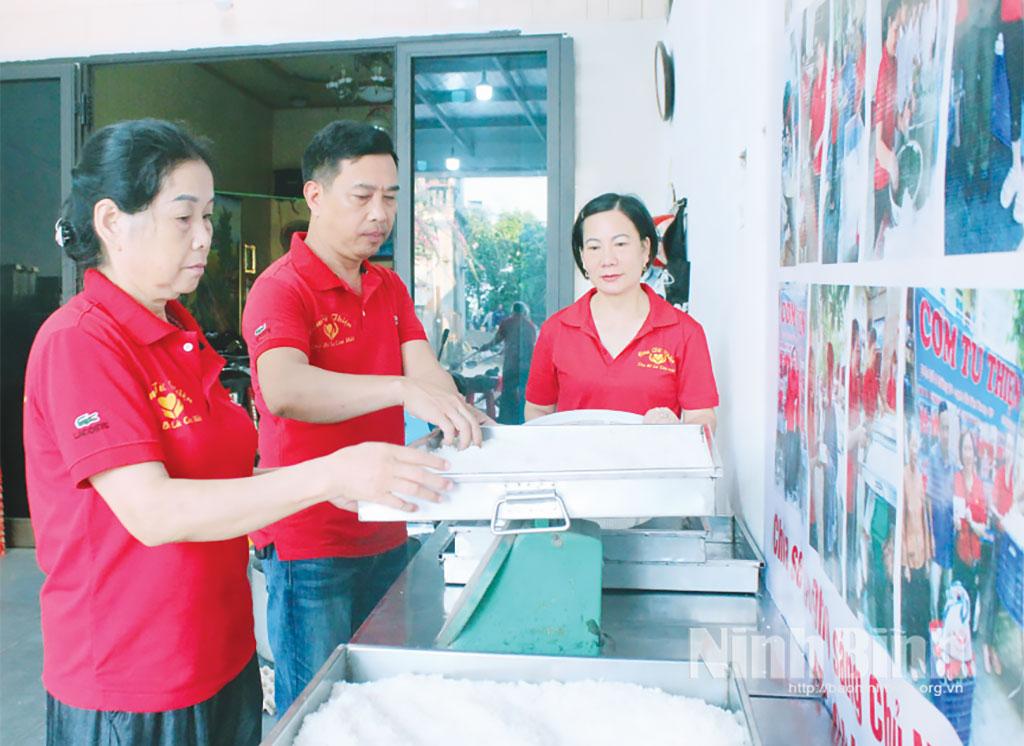 Anh Nguyễn Hồng Sơn và các thành viên Hội Cơm từ thiện chuẩn bị thực phẩm nấu cơm cho bệnh nhân nghèo.