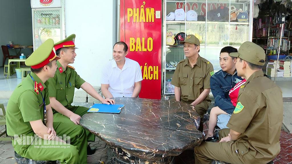 Cán bộ, chiến sĩ Công an tỉnh Ninh Bình tăng cường tuyên truyền, nâng cao nhận thức của người dân về phương thức, thủ đoạn hoạt động của tội phạm đánh bạc, cá độ bóng đá.