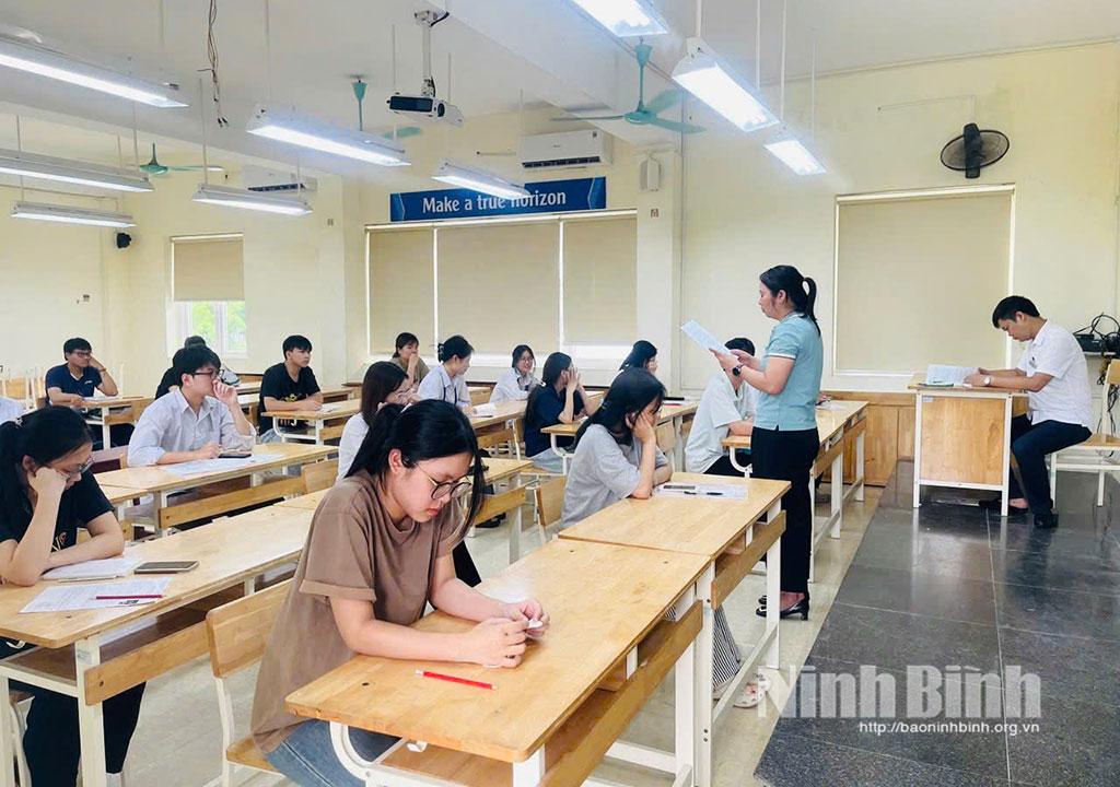 Thí sinh làm thủ tục dự thi tại Trường THPT Chuyên Lương Văn Tụy. Ảnh CTV