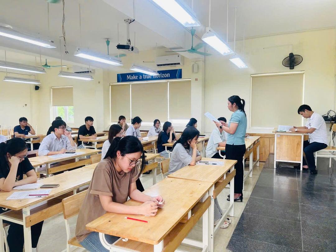 Thí sinh làm thủ tục dự thi tại Trường THPT Chuyên Lương Văn Tụy. Ảnh CTV