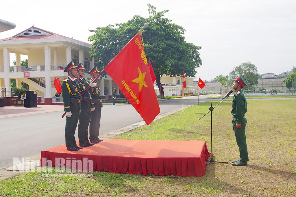 Đại diện chiến sĩ mới Trường Quân sự Quân đoàn 12 tuyên thệ dưới cờ.