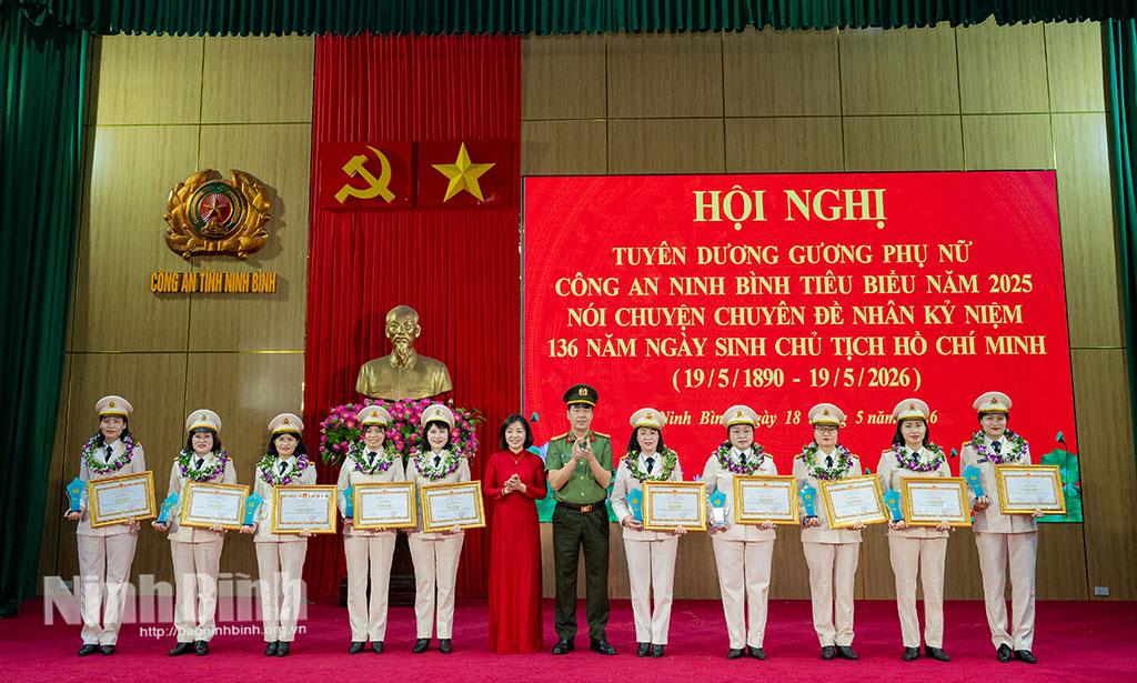 Lãnh đạo Hội Liên hiệp Phụ nữ tỉnh và lãnh đạo Công an tỉnh trao tặng giải thưởng “Phụ nữ Công an Ninh Bình tiêu biểu” năm 2025 cho các cá nhân có thành tích xuất sắc.