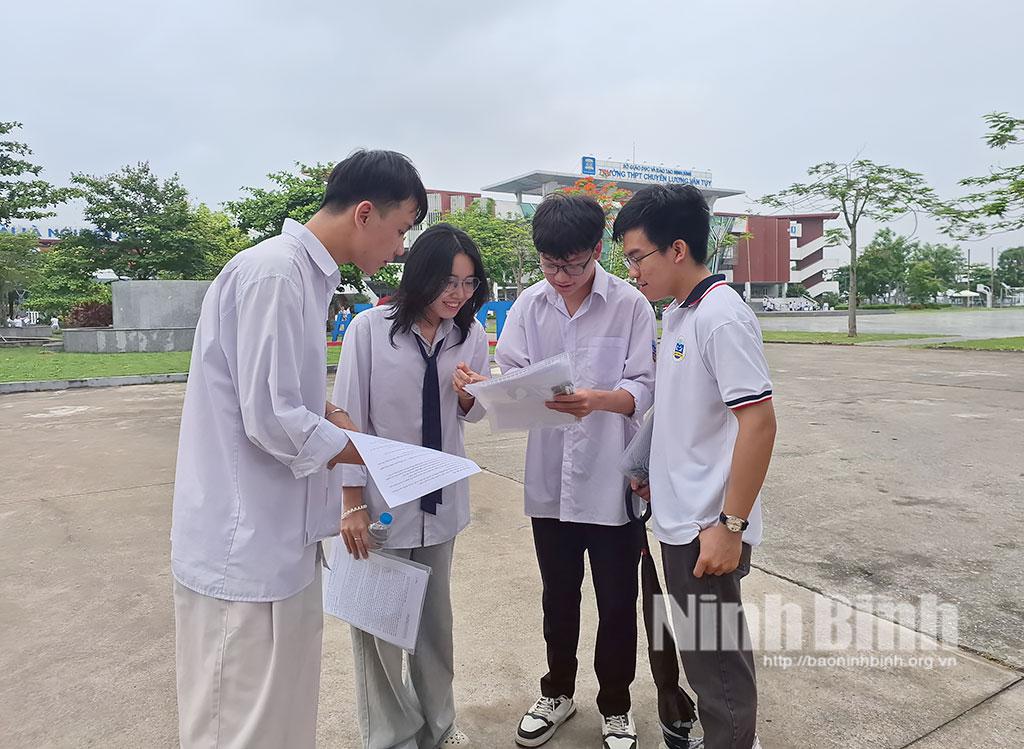 Thí sinh dự thi môn Ngữ văn, Kỳ thi Tốt nghiệp THPT năm 2026 tại điểm thi Trường THPT Chuyên Lương Văn Tụy.