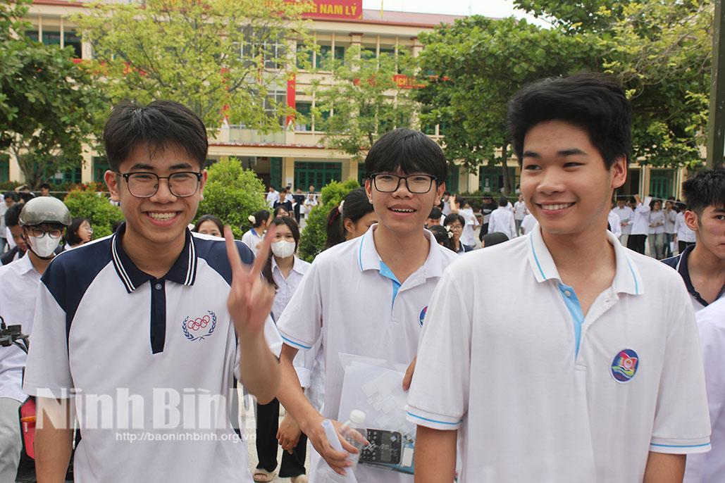 Thí sinh hoàn thành bài thi môn Toán Kỳ thi tốt nghiệp THPT năm 2026 tại điểm thi Trường THPT Nam Lý, xã Nam Lý.