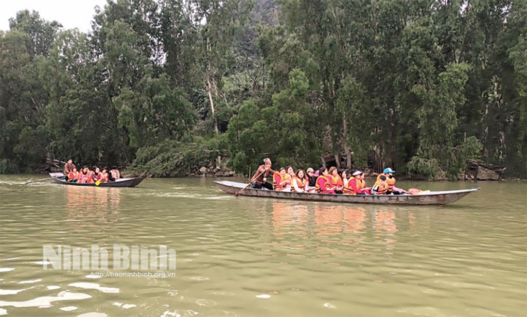 Du khách tham quan vườn chim Thung Nham, khu du lịch sinh thái Thung Nham.